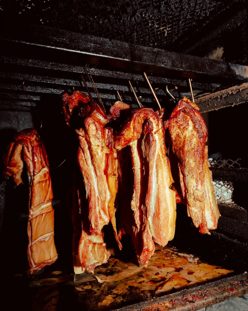El ahumador abierto, con las costillas y el brisket adentro
