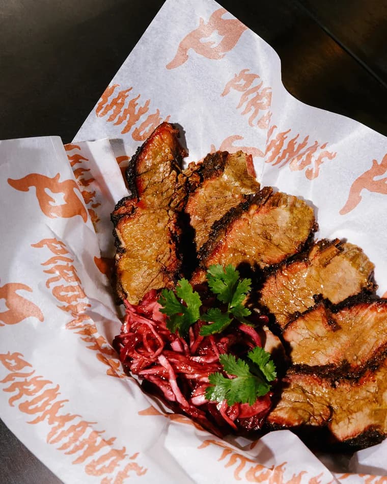 Brisket ahumado cortado en la tabla