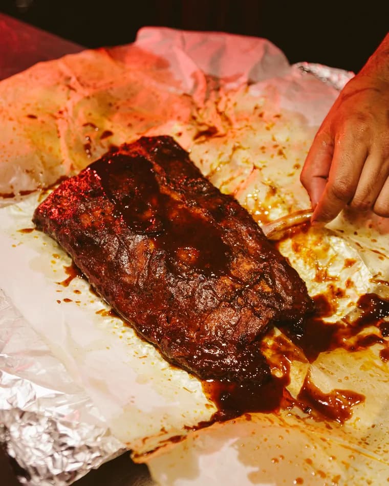 Costillas ahumadas con salsa