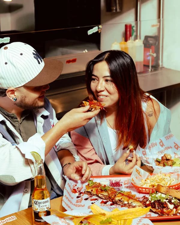 Pareja compartiendo una picada