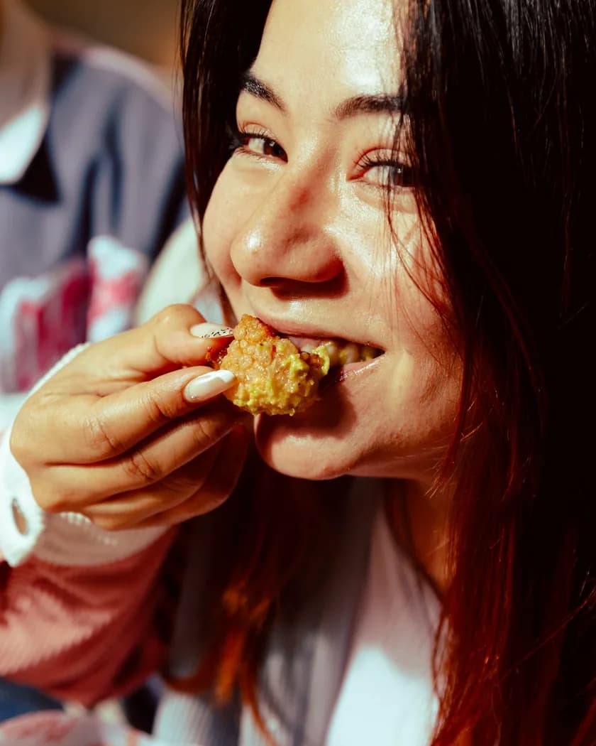 Mesa riéndose mientras comen
