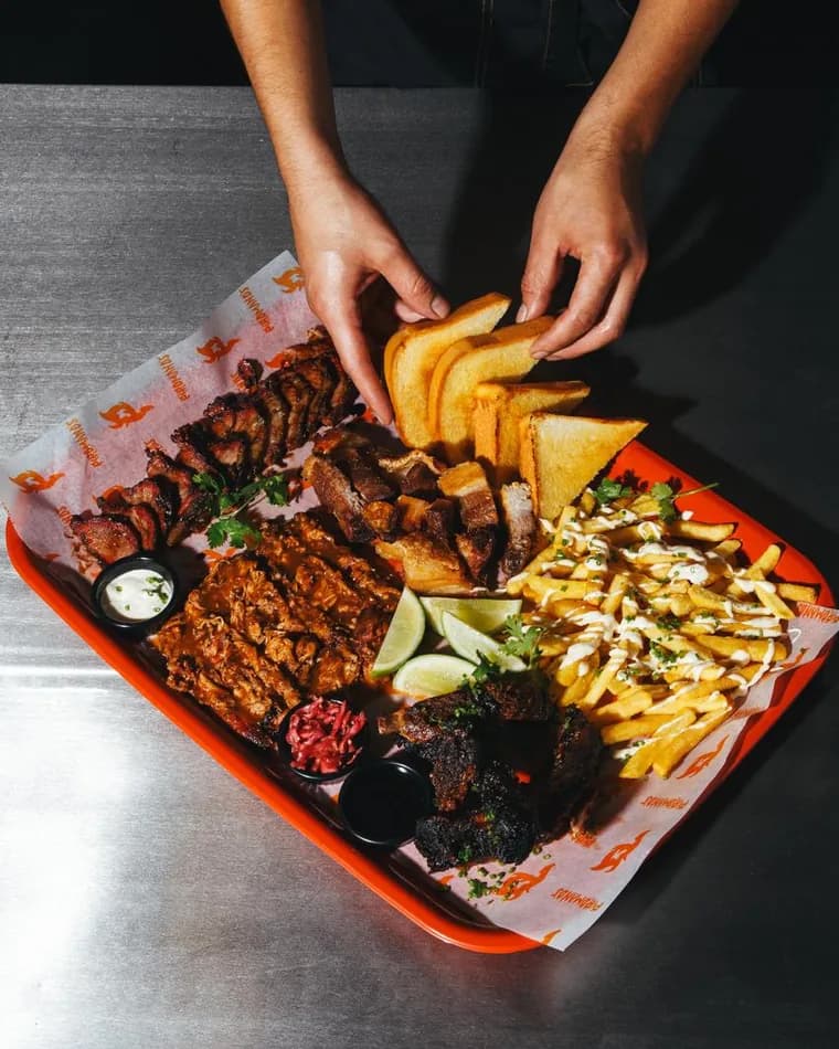 Picada para compartir con brisket, costillas y chicharrón
